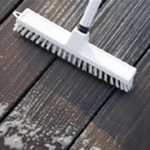Verarbeitung und Anwendung WoCa Decking Cleaner Decking Cleaner is ideal for the cleaning of wood deckings, fences, doors and carports.